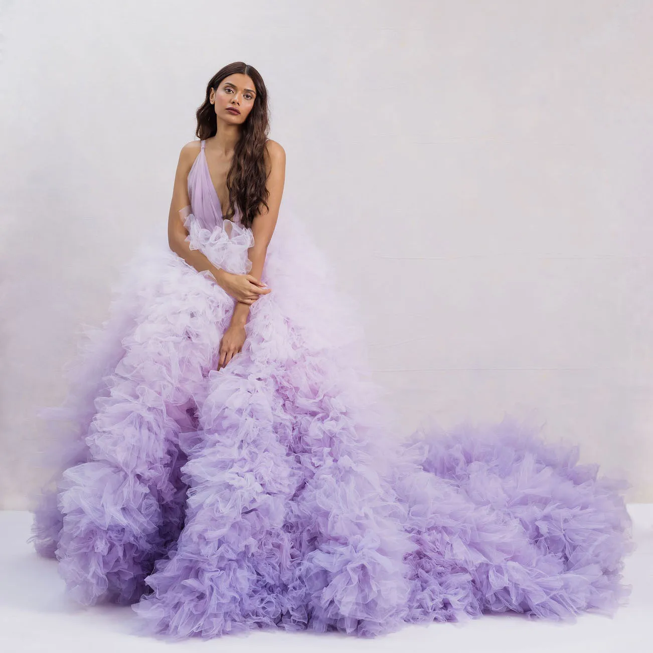 

Gradient Lavender Fluffy Tiered Wedding Gowns Deep V-neck Backless Puffy Tutu Tulle Bridal Dresses Garden Long Tutu Gowns