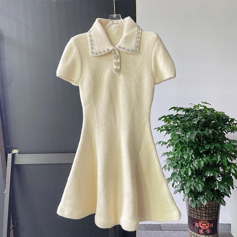 

Fashion White Dress Knitted For Women Turn Down Collar Short Sleeve Patch Designers New Mini High Waist Luxury Party Dresses 24