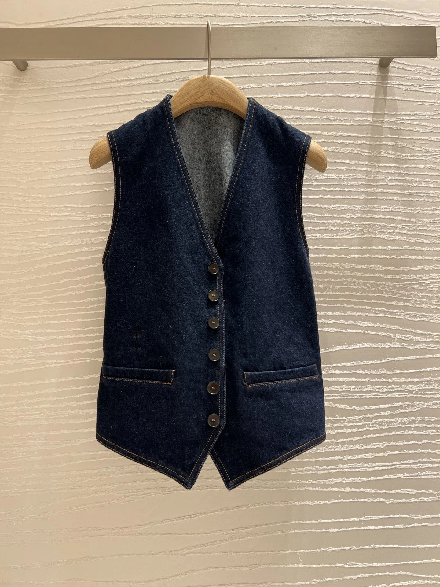 Denim vest front button opening and closing slim version type single breasted design fashion 2023 summer new hot
Denim vest front button opening and closing slim version type single breasted design fashion 2023 summer new hot