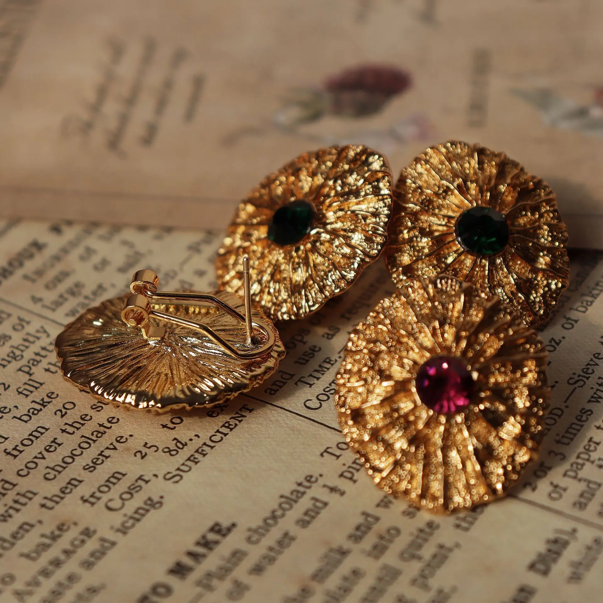

Винтажные темпераментные золотые лавовые серьги с бриллиантами, ретро аксессуары для ушей для женщин, необычные ювелирные изделия
