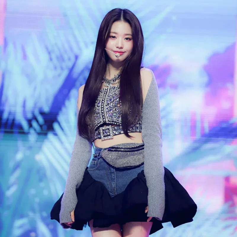 Korean Singer Y2K Women Vintage High Waist Fluffy Skirt Concert Stage Costume Streetwear Sexy Dancer Denim Patchwork Mini Skirts
Korean Singer Y2K Women Vintage High Waist Fluffy Skirt Concert Stage Costume Streetwear Sexy Dancer Denim Patchwork Mini Skirts