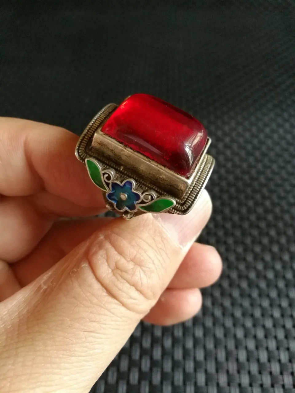 Antique Collection Ruby Rectangle Foot Silver Ring Face Old Silver Inlaid Opening Silver Ring
Antique Collection Ruby Rectangle Foot Silver Ring Face Old Silver Inlaid Opening Silver Ring
