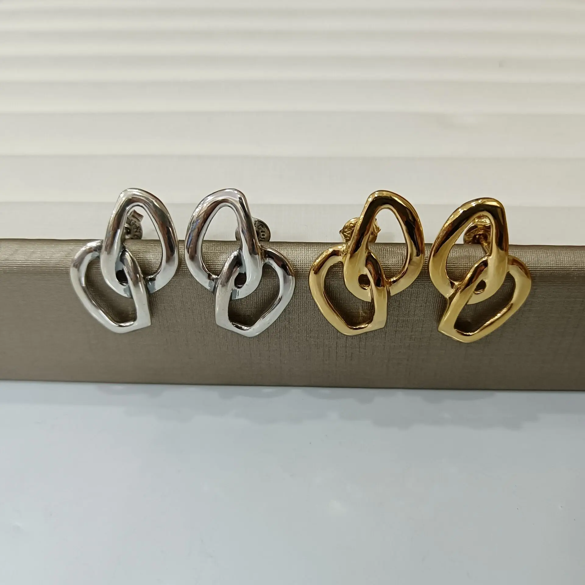 2022 Hot Fashion Women's Silver gold Geometric Magic Eye earrings UNO 50 unique European and American style
2022 Hot Fashion Women's Silver gold Geometric Magic Eye earrings UNO 50 unique European and American style