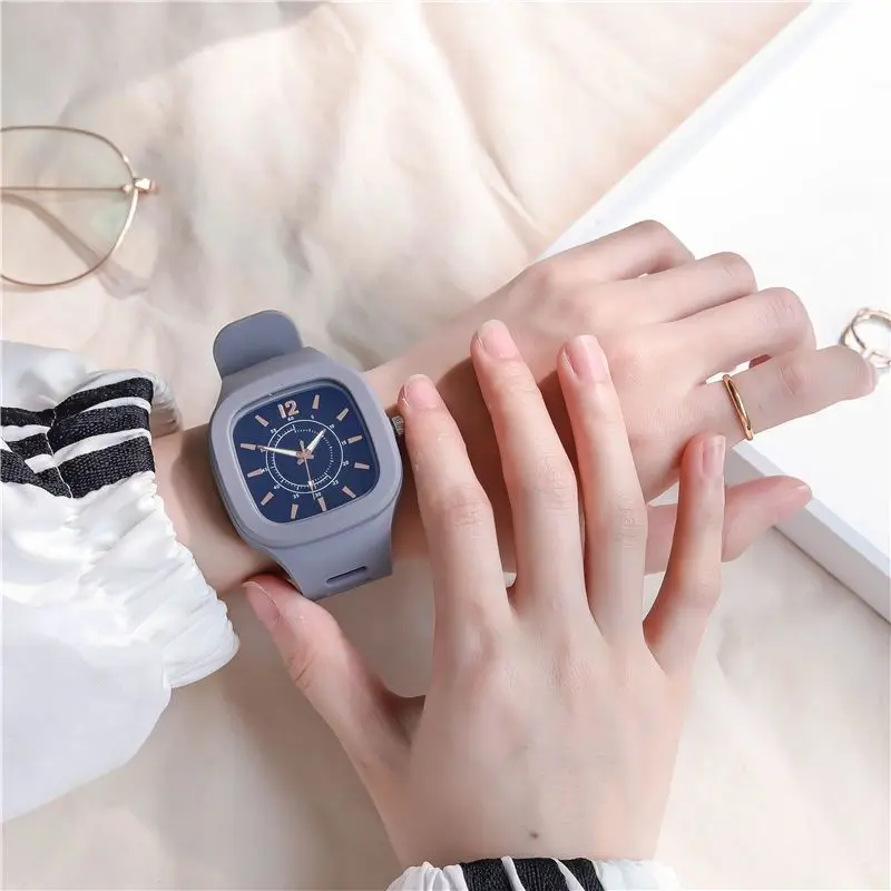 New Fashion Women Men Quartz Watch Mens Women Watches Luxury Classic Retro Big diamond Wristwatches
New Fashion Women Men Quartz Watch Mens Women Watches Luxury Classic Retro Big diamond Wristwatches