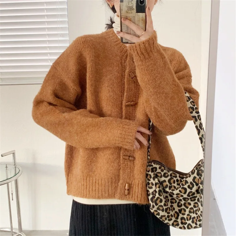 Vintage Solid Color Thick Horn Button Sweater Coat Korean Autumn Winter Women's Lazy Loose Soft Round Neck Knitted Cardigan
Vintage Solid Color Thick Horn Button Sweater Coat Korean Autumn Winter Women's Lazy Loose Soft Round Neck Knitted Cardigan