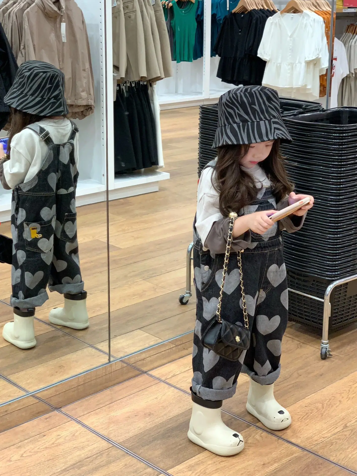 Spring Autumn Toddler Girl 2PCS Clothes Set Spliced Roung Collar Sweatshirt Suit Love Printed Denim Strappy Pant Kid Girl Outfit
Spring Autumn Toddler Girl 2PCS Clothes Set Spliced Roung Collar Sweatshirt Suit Love Printed Denim Strappy Pant Kid Girl Outfit