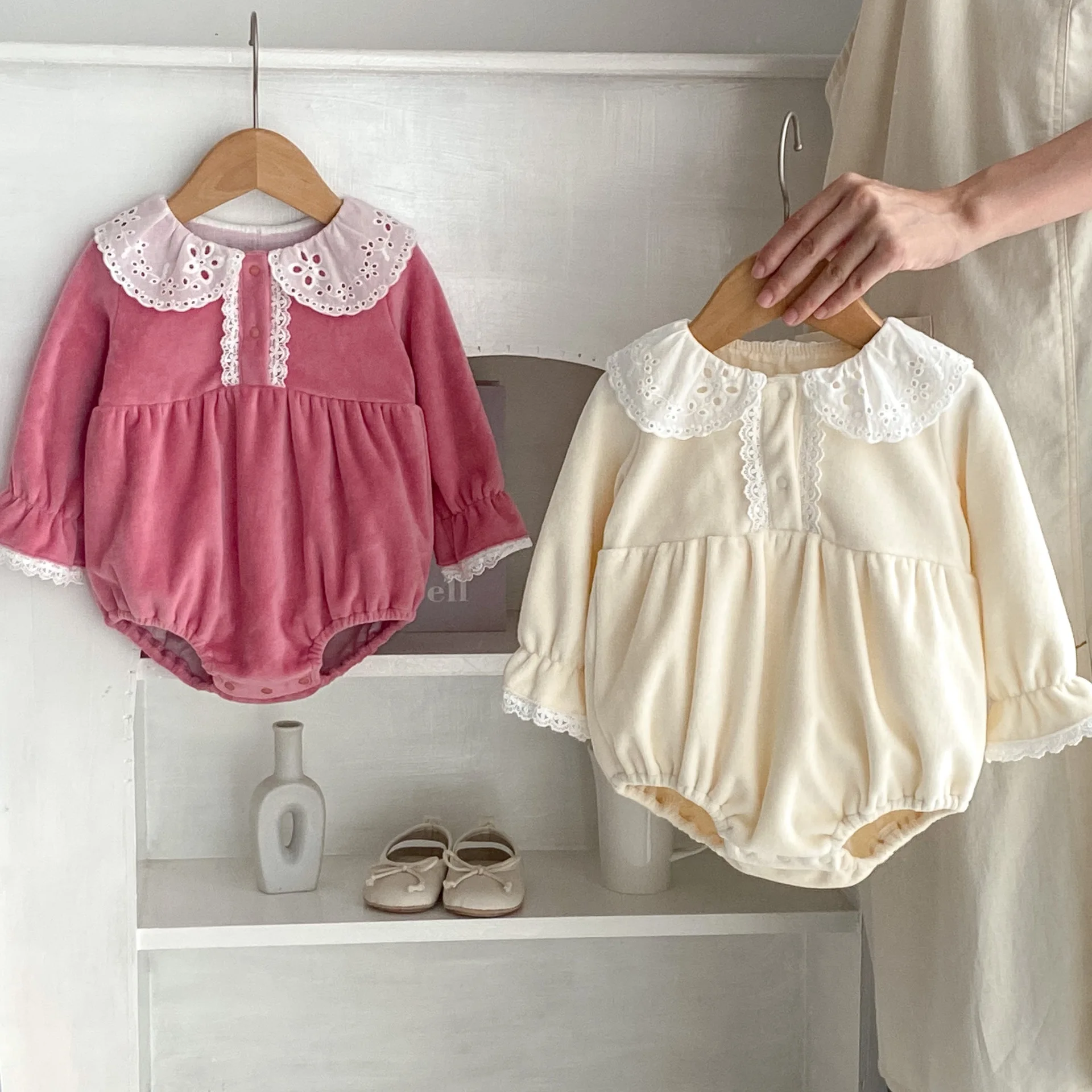 2023 Autumn Winter Baby Girls Rompers Cotton Long Sleeve Velvet Lace Collar Infant Girls Bodysuit Newborn Girls Outfits
2023 Autumn Winter Baby Girls Rompers Cotton Long Sleeve Velvet Lace Collar Infant Girls Bodysuit Newborn Girls Outfits