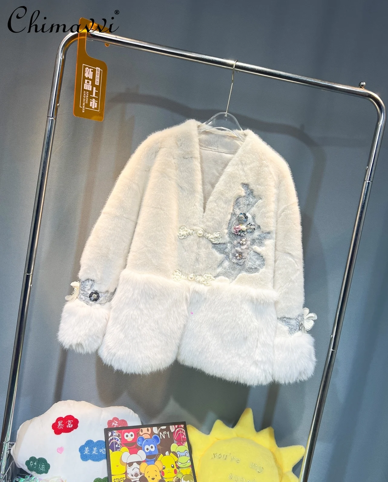 2023 Winter New Fashion Loose Warm Fur Coat Female Sweet Temperament V-neck Embroidery National Trendy Style Mink Fur Jacket
2023 Winter New Fashion Loose Warm Fur Coat Female Sweet Temperament V-neck Embroidery National Trendy Style Mink Fur Jacket