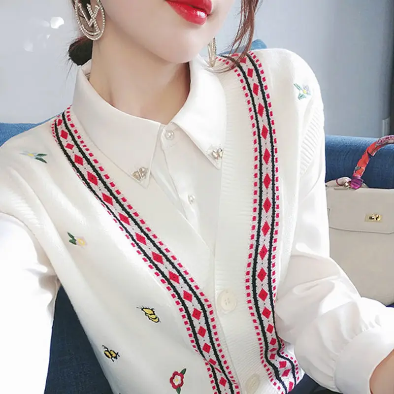 2023 Autumn and Winter Contrast Polo Neck Long Sleeve Embroidery Single Breasted Fake Two Pieces Korean Fashion Casual Tops
2023 Autumn and Winter Contrast Polo Neck Long Sleeve Embroidery Single Breasted Fake Two Pieces Korean Fashion Casual Tops