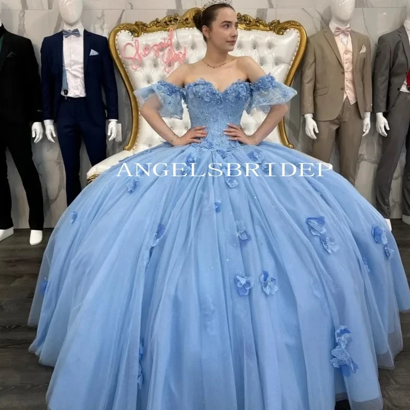 

Angelsbridep небесно-голубое кружевное бальное платье принцессы милые платья 15 Quinceanera 2024 с открытыми плечами с 3D цветами официальная вечеринка