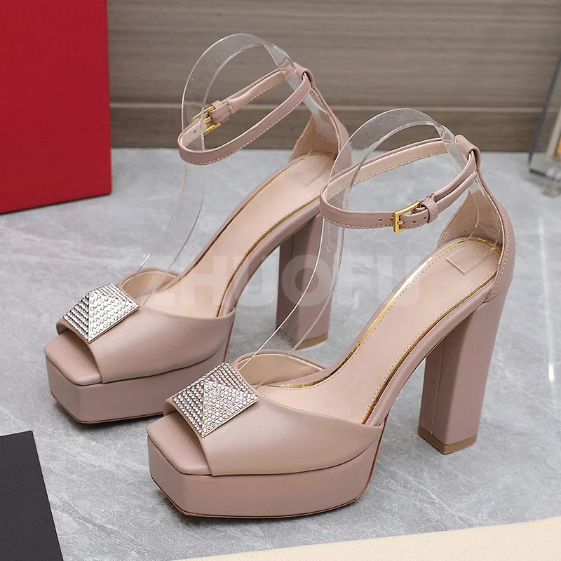 Summer Runway Show New Female Sandal Genuine Leather Material Platform Design Sandals Noble Fashion Ladies Pumps
Summer Runway Show New Female Sandal Genuine Leather Material Platform Design Sandals Noble Fashion Ladies Pumps