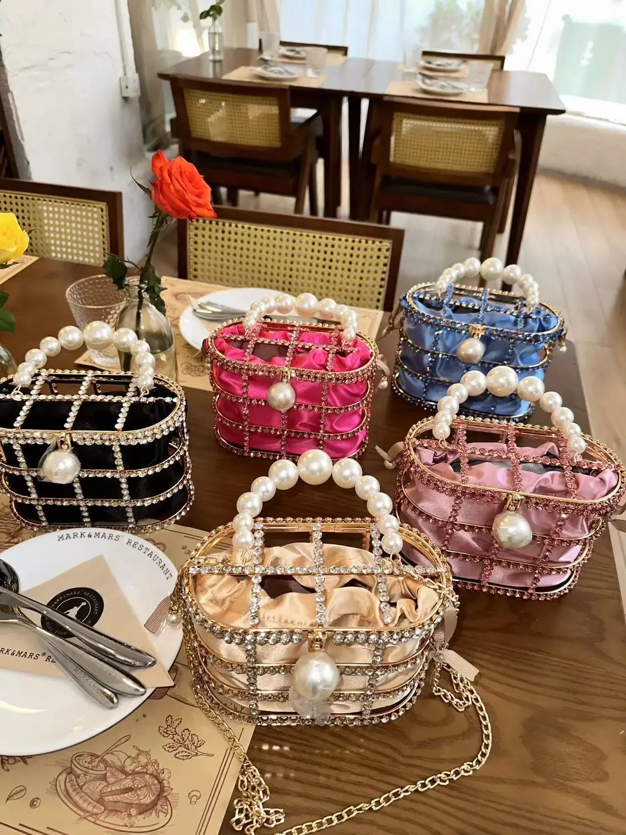 Handbag Luxury Wedding Women Party Evening Diamonds Bag Purse Pearl Cage Rhinestone Clutch Beading Box Crossbody Shiny Metal Bag
Handbag Luxury Wedding Women Party Evening Diamonds Bag Purse Pearl Cage Rhinestone Clutch Beading Box Crossbody Shiny Metal Bag