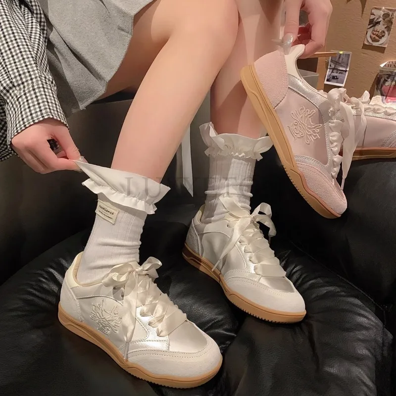 Женские спортивные туфли, новые ретро туфли на плоской подошве с вышивкой, высококачественные повседневные туфли из шелка и атласа
Женские спортивные туфли, новые ретро туфли на плоской подошве с вышивкой, высококачественные повседневные туфли из шелка и атласа