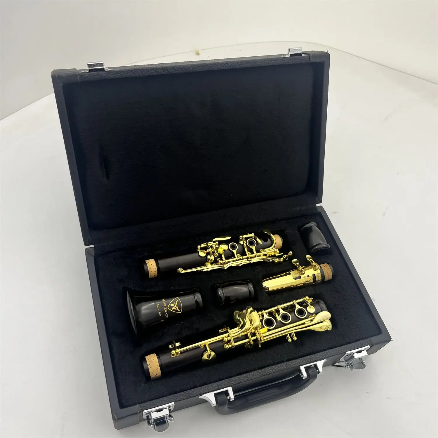 C Tone Clarinet MARGEWATE MCL-500 Ebony Wood Or Bakelite Wood Gold Keys Professional Woodwind Instrument With Case Free Shipping
C Tone Clarinet MARGEWATE MCL-500 Ebony Wood Or Bakelite Wood Gold Keys Professional Woodwind Instrument With Case Free Shipping