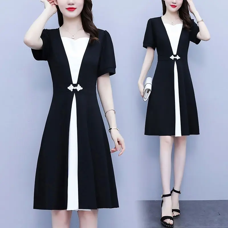 Korean Commuter 2024 Summer New Women's Contrast Color Square Collar Vintage Pan Button Elegant Slim Short Sleeve Midi Dress
Korean Commuter 2024 Summer New Women's Contrast Color Square Collar Vintage Pan Button Elegant Slim Short Sleeve Midi Dress