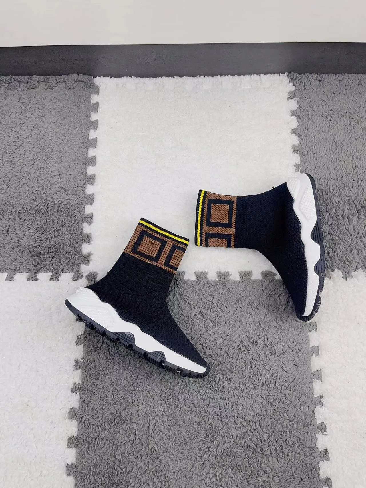 2023 Winter New High Quality Fashion Socks and Boots Black Letter Casual Shoes for Boys and Girls Outdoor Brand Sizes 26 to 35
2023 Winter New High Quality Fashion Socks and Boots Black Letter Casual Shoes for Boys and Girls Outdoor Brand Sizes 26 to 35