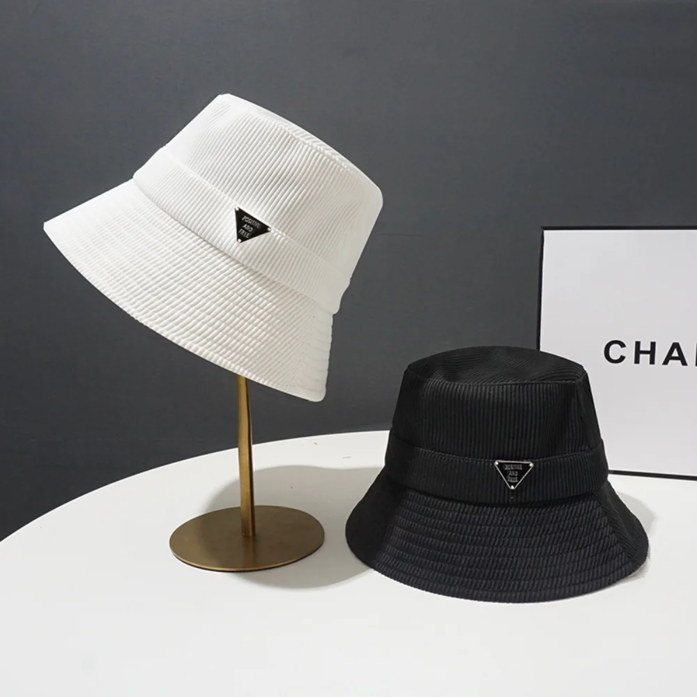 

Luxury Brand Designer Metal Inverted Triangle Label Fisherman Cap for Women Senior Sense Hat Spring and Summer Fashion Basin Hat