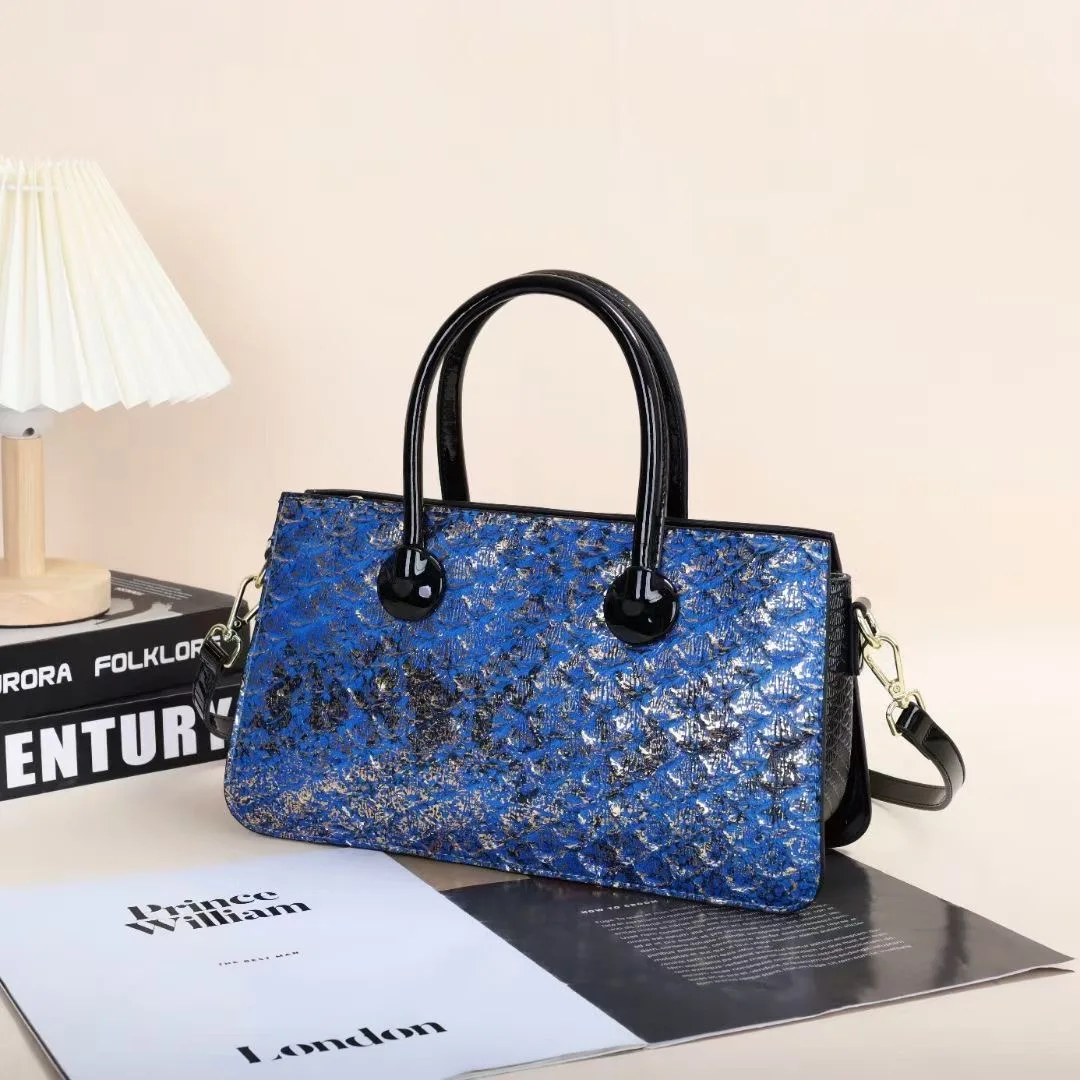 Genuine leather 2023trend new snake pattern fashionable and trendy portable crossbody bag for women
Genuine leather 2023trend new snake pattern fashionable and trendy portable crossbody bag for women