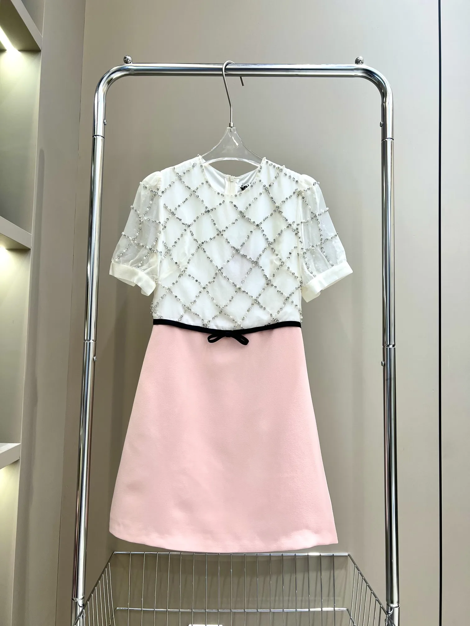 Spring and summer new prismatic nail bead rhinestones decorated bow short sleeve dress8.6
Spring and summer new prismatic nail bead rhinestones decorated bow short sleeve dress8.6