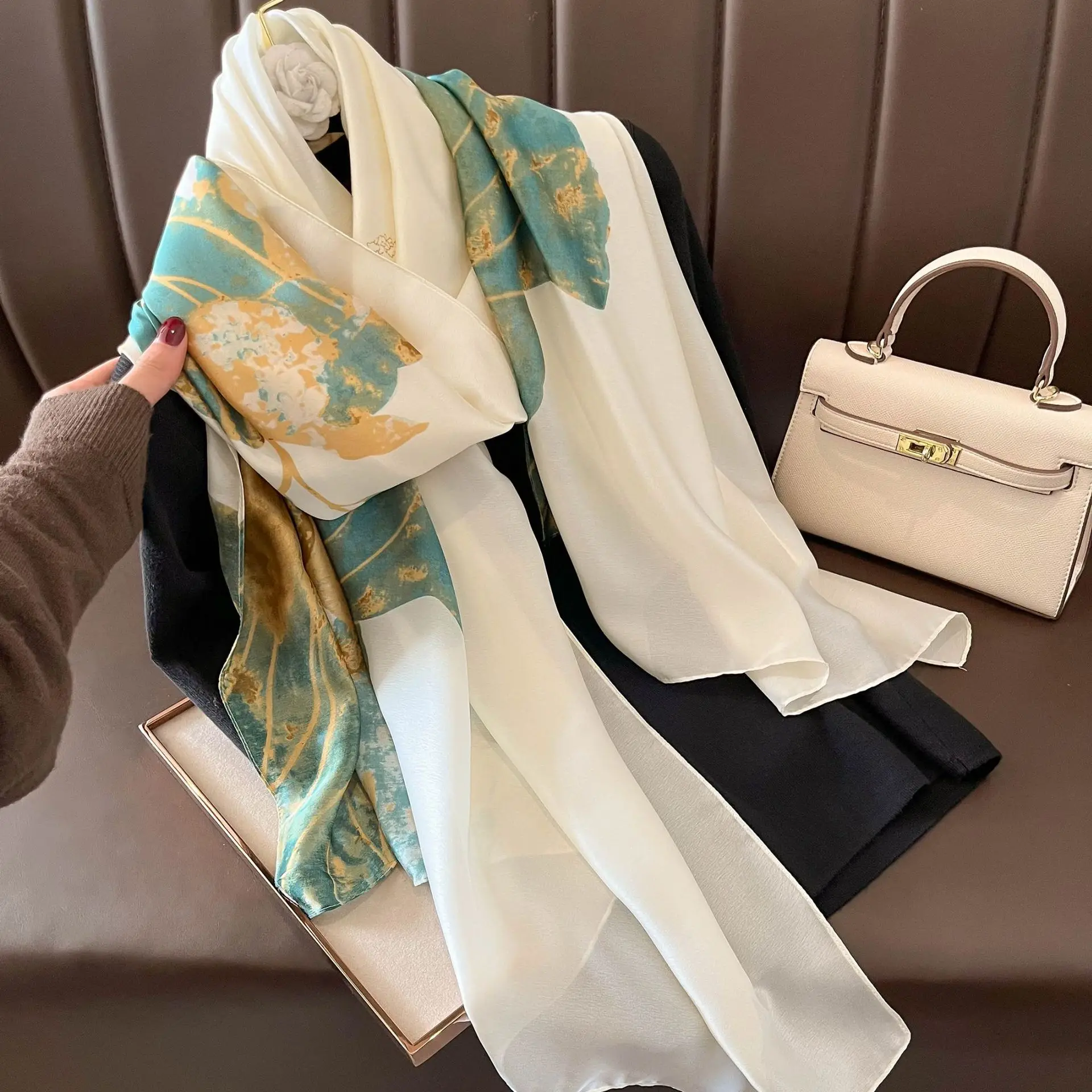 2022 Luxury Brand Animal Autumn letter flowers Silk Shawl Scarf Female Ladies Beach Bandanas Foulard Sjaal Wrap Hijab Caps
2022 Luxury Brand Animal Autumn letter flowers Silk Shawl Scarf Female Ladies Beach Bandanas Foulard Sjaal Wrap Hijab Caps