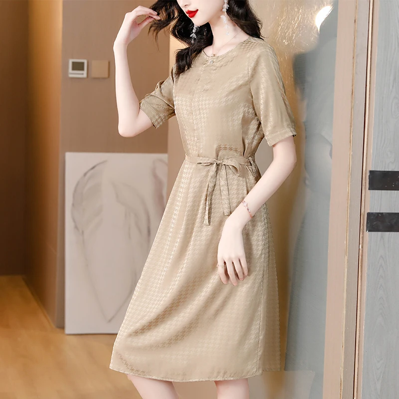 2023 autumn new dress female brand high-grade temperament socialite short sleeve loose waist mother dress
2023 autumn new dress female brand high-grade temperament socialite short sleeve loose waist mother dress