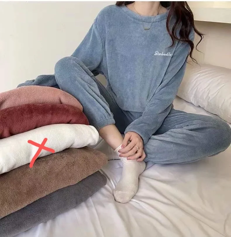 Новый осенне-зимний утолщенный теплый комплект феи с принтом персиковые теплые брюки женские пижамы из кораллового бархата
Новый осенне-зимний утолщенный теплый комплект феи с принтом персиковые теплые брюки женские пижамы из кораллового бархата