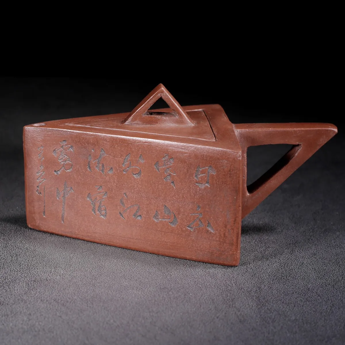 Chinese Yixing Zisha Clay Teapot Red Mud Triangle Kettle Pot Shi Dabin 200ml
Chinese Yixing Zisha Clay Teapot Red Mud Triangle Kettle Pot Shi Dabin 200ml