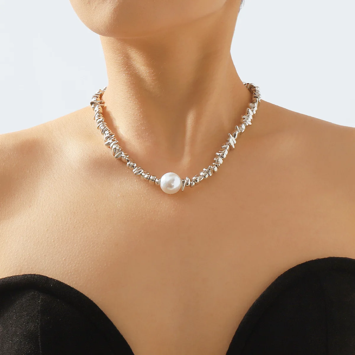 

Роскошное элегантное простое и индивидуализированное черно-белое контрастное дизайнерское ожерелье с бусинами и цепочкой до ключиц