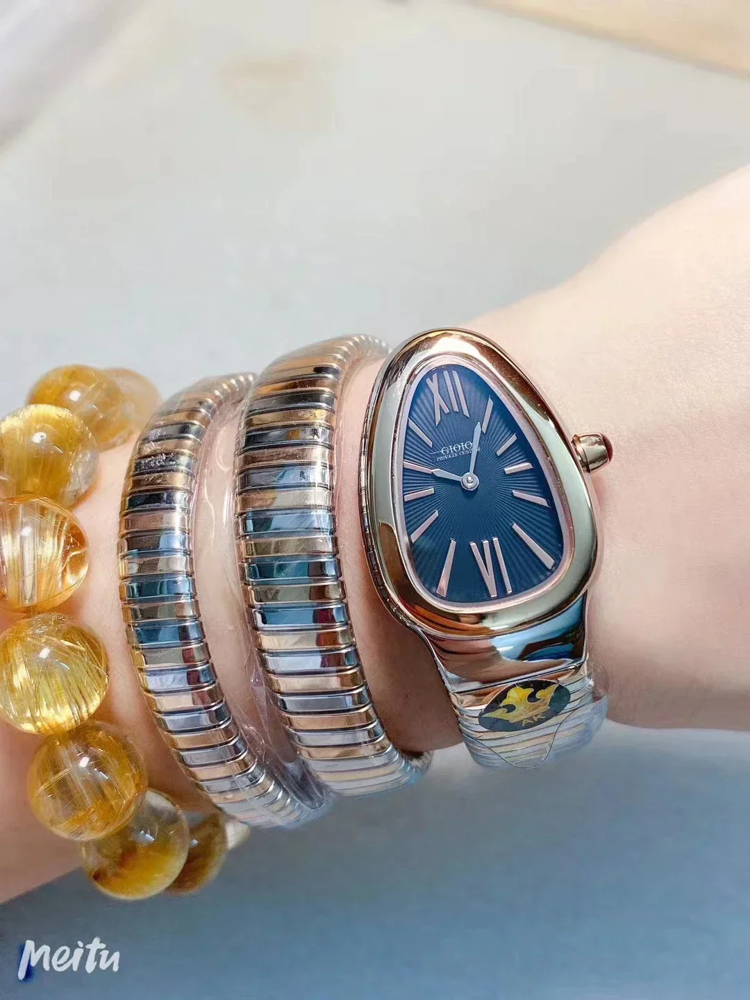 

Женские кварцевые часы со змеиным браслетом, серебристые, розовые, золотистые часы с длинным браслетом, черные, белые часы в римском стиле