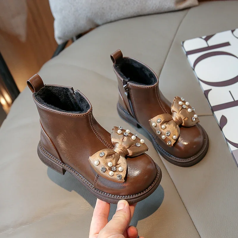 2023 Spring and Autumn New Little Girl Bow British Style Korean Kids Soft Sole Cotton Short Boots for Princess Bow Rhinestones
2023 Spring and Autumn New Little Girl Bow British Style Korean Kids Soft Sole Cotton Short Boots for Princess Bow Rhinestones