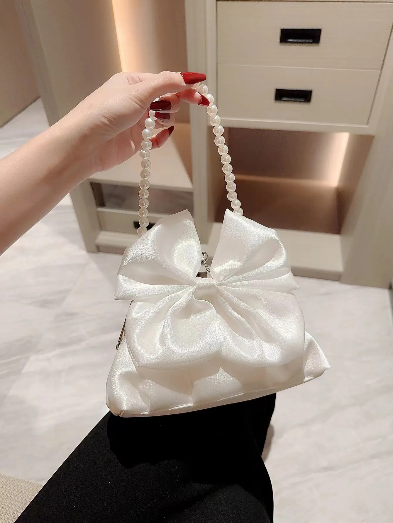

Niche Fashionable French Bow Pleated Handbag Clip Dinner Bag Silk Dumpling Bag Cute Girly Cloud Clutch Bag Pearl Chain Bag