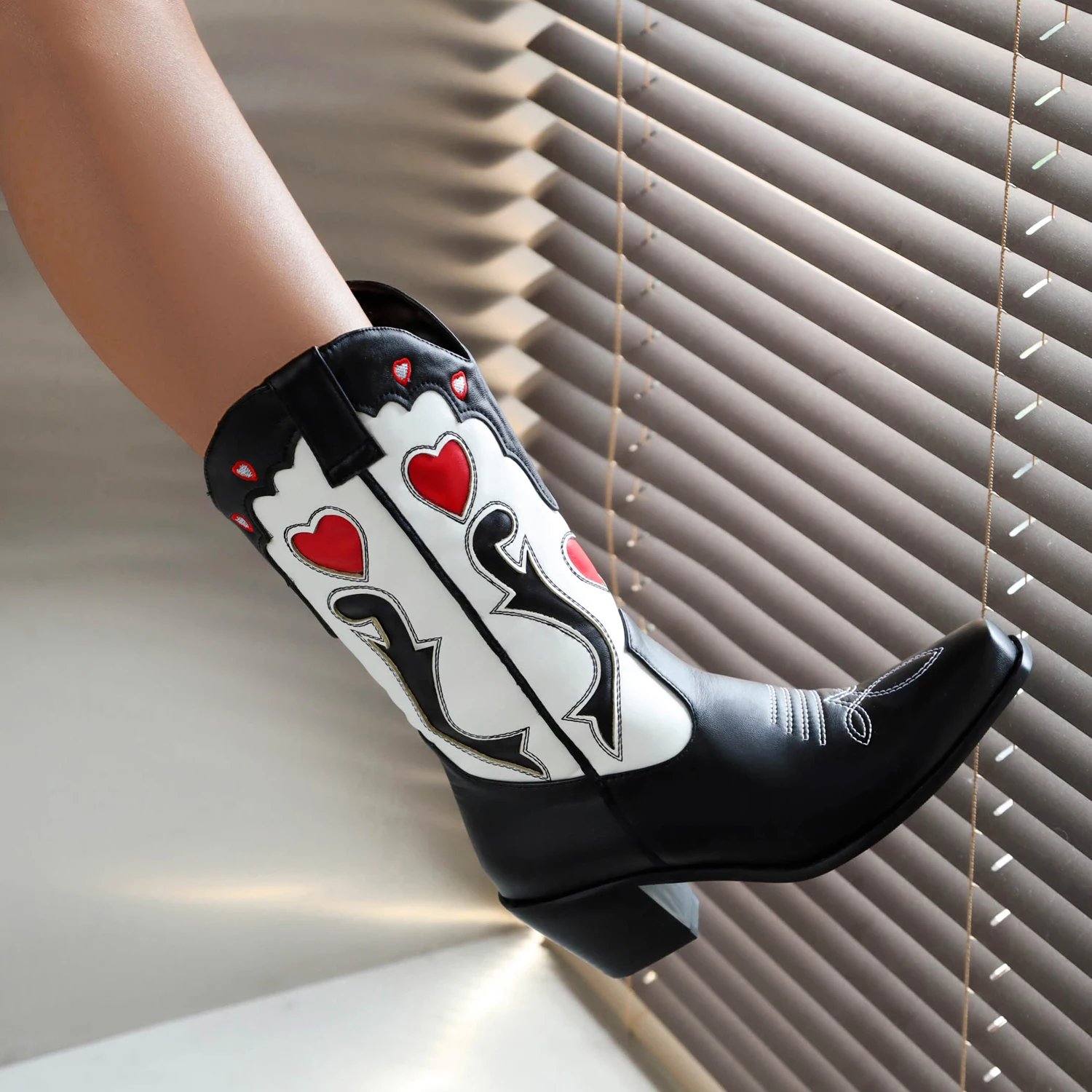 

Женские ковбойские сапоги с вышивкой, сапоги до середины икры в форме сердца с квадратным носком, на толстом каблуке, 2024