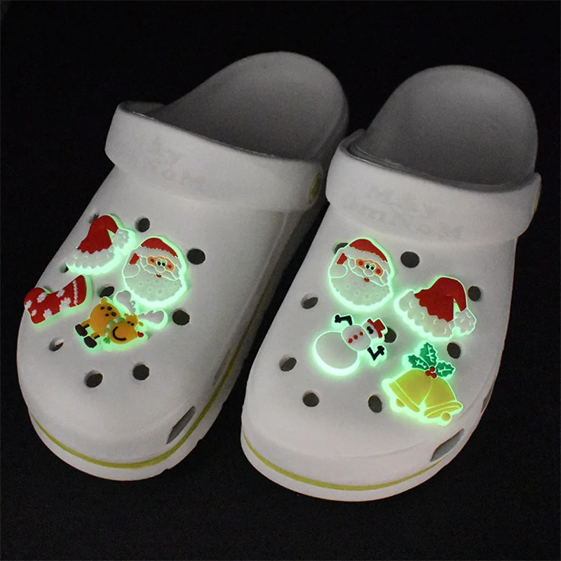 1pcs DIY lumious PVC croc shoes charms Santa Claus Christmas Accessories jibz for croc clogs shoe Decorations man kids gifts
1pcs DIY lumious PVC croc shoes charms Santa Claus Christmas Accessories jibz for croc clogs shoe Decorations man kids gifts