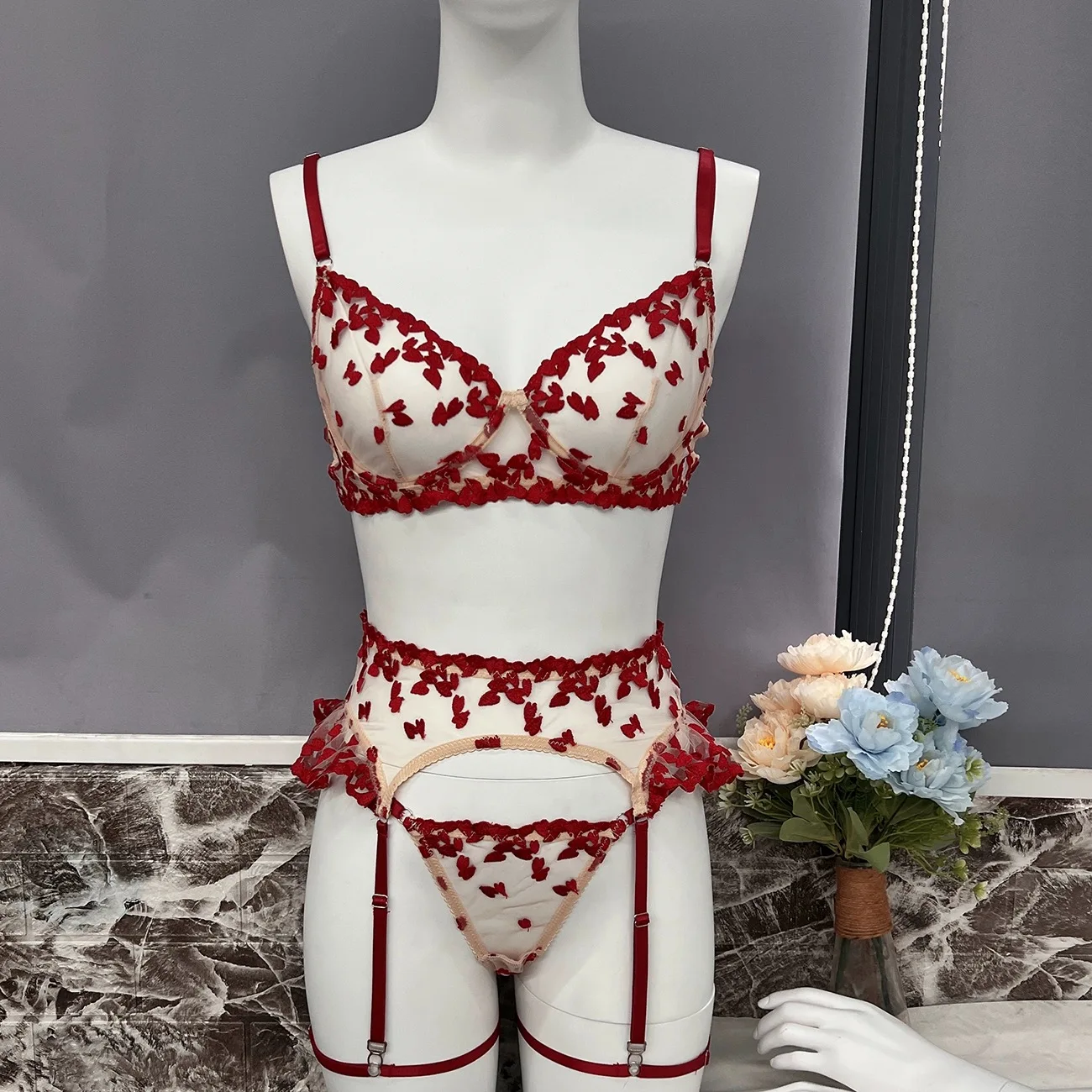 

Sexy lingerie briefs 4 PCS bra set embroidered mesh yarn red brassiere embroidery floral ultra-thin large size transparent thong