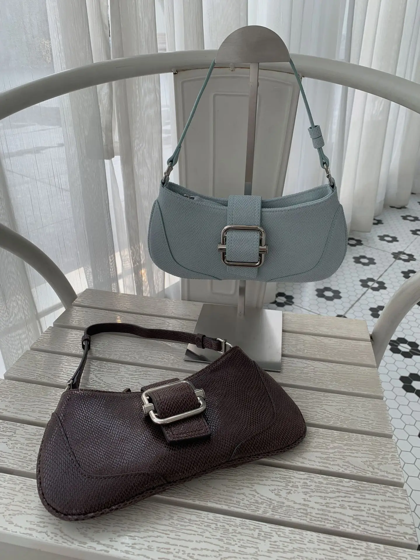 Korean niche design shoulder brocle crescent bag retro casual handheld leather one shoulder underarm
Korean niche design shoulder brocle crescent bag retro casual handheld leather one shoulder underarm