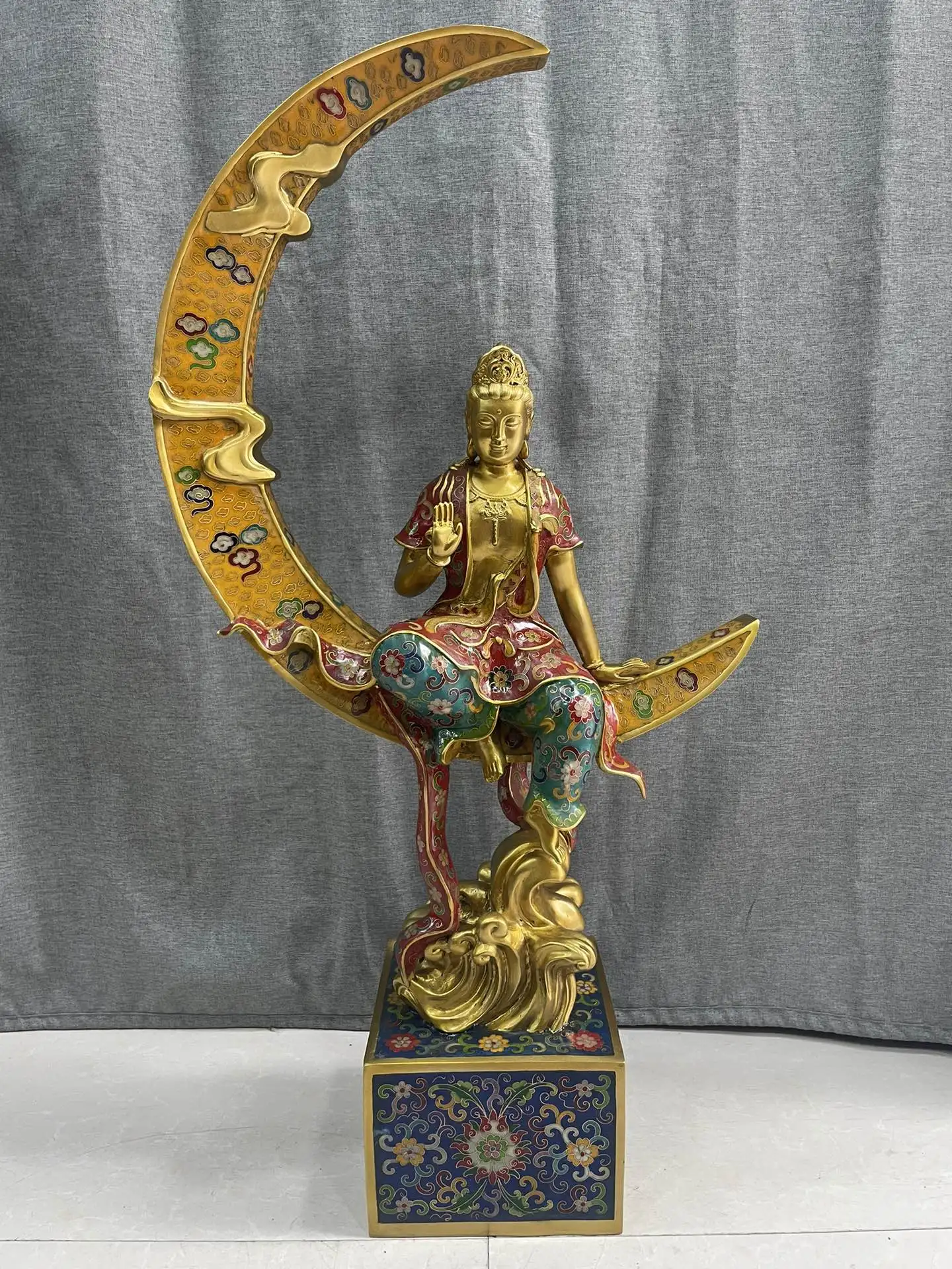 32"Tibetan Temple Collection Old Bronze Cloisonne Enamel Lotus pattern Moon Guanyin Bodhisattva Buddha Worship Hall Town house
32"Tibetan Temple Collection Old Bronze Cloisonne Enamel Lotus pattern Moon Guanyin Bodhisattva Buddha Worship Hall Town house