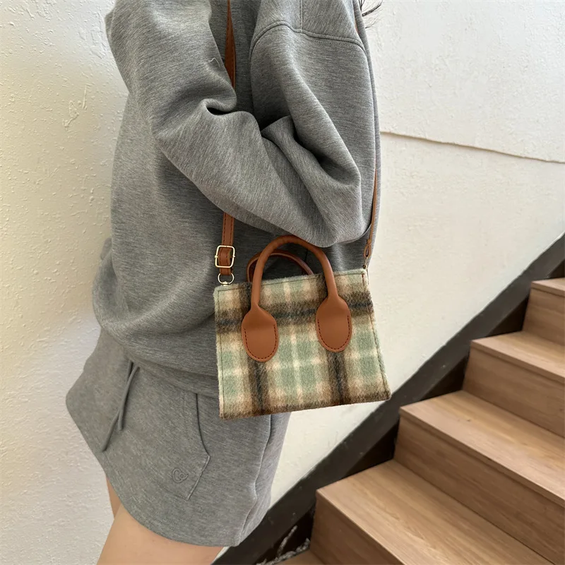 Winter Crossbody Bag for Women High-end Underarm Woolen Plaid Small Square Female Shoulder Bag Fashion Luxury Brand Shoulder Bag
Winter Crossbody Bag for Women High-end Underarm Woolen Plaid Small Square Female Shoulder Bag Fashion Luxury Brand Shoulder Bag