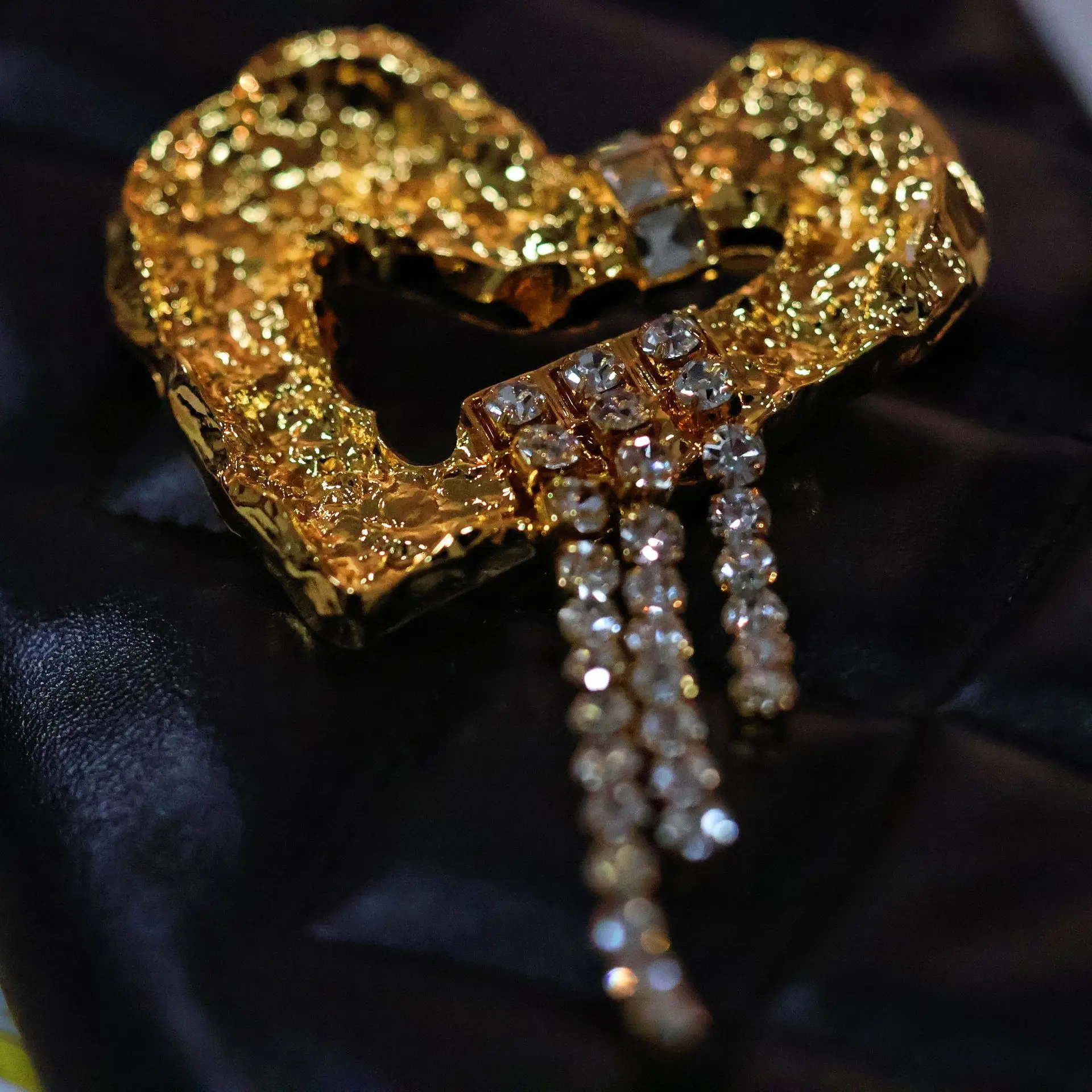 Heart-shaped Zircon Fringe Retro Brooches For Women Fashion Luxury High-end Brooch Pins Coat Jewelry Badge metal Accessories
Heart-shaped Zircon Fringe Retro Brooches For Women Fashion Luxury High-end Brooch Pins Coat Jewelry Badge metal Accessories