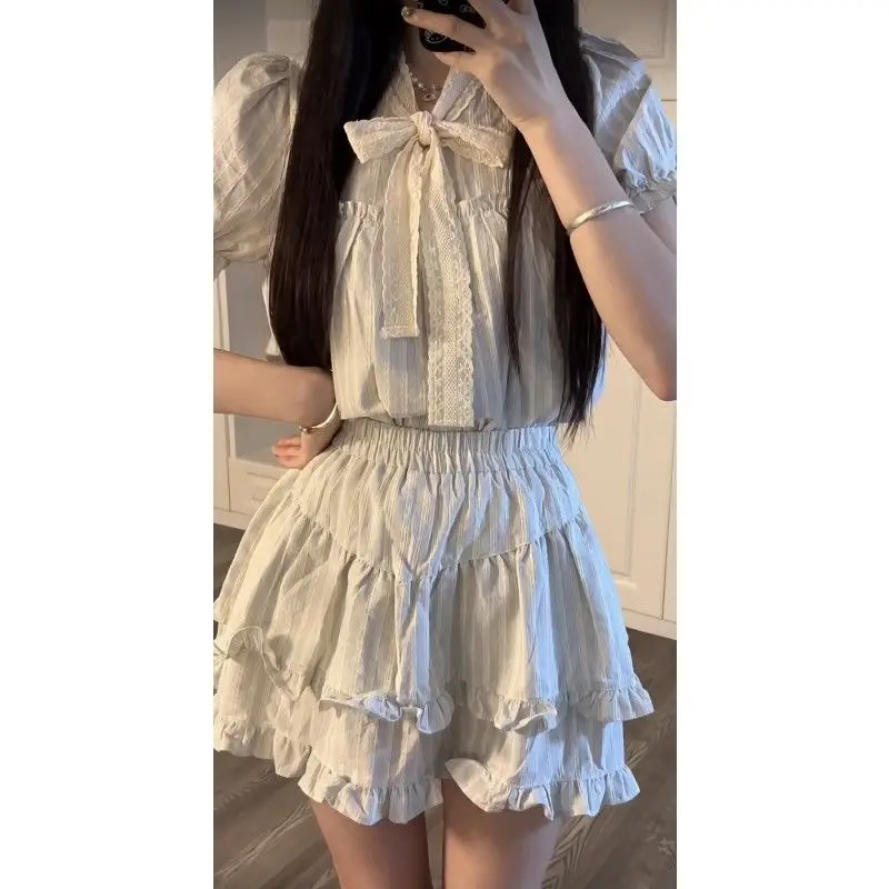 Lace splicing tie bow blouse high-waisted ruffled skirt suit Korean college style sweet and fresh 2024
Lace splicing tie bow blouse high-waisted ruffled skirt suit Korean college style sweet and fresh 2024