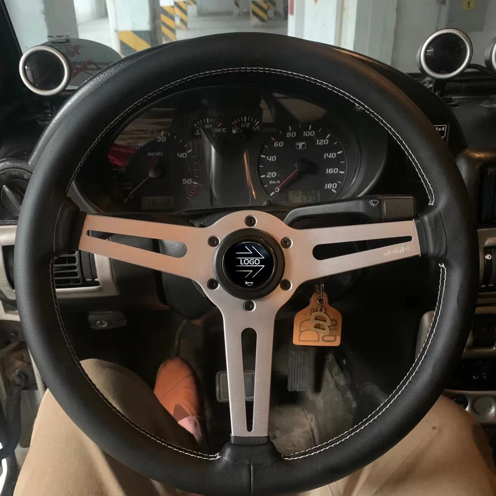 Новый стиль Mo JDM Автоспорт 355 мм Натуральная кожа Автомобильное рулевое колесо серебристо-черное 14 дюймов
Новый стиль Mo JDM Автоспорт 355 мм Натуральная кожа Автомобильное рулевое колесо серебристо-черное 14 дюймов