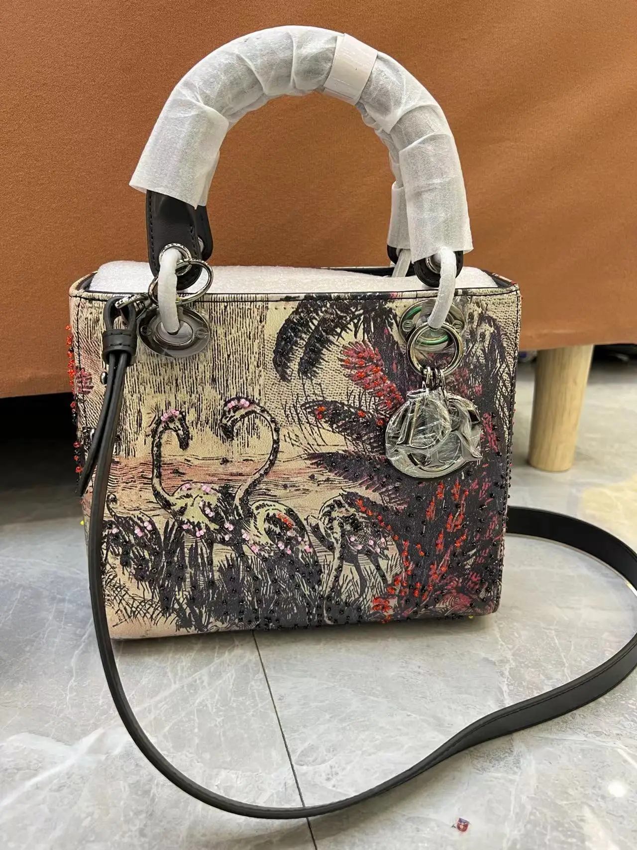 Lady Animal World Flamingos pattern hand-beaded sewing 3D printed process leather strap can be adjusted length 120cm single
Lady Animal World Flamingos pattern hand-beaded sewing 3D printed process leather strap can be adjusted length 120cm single