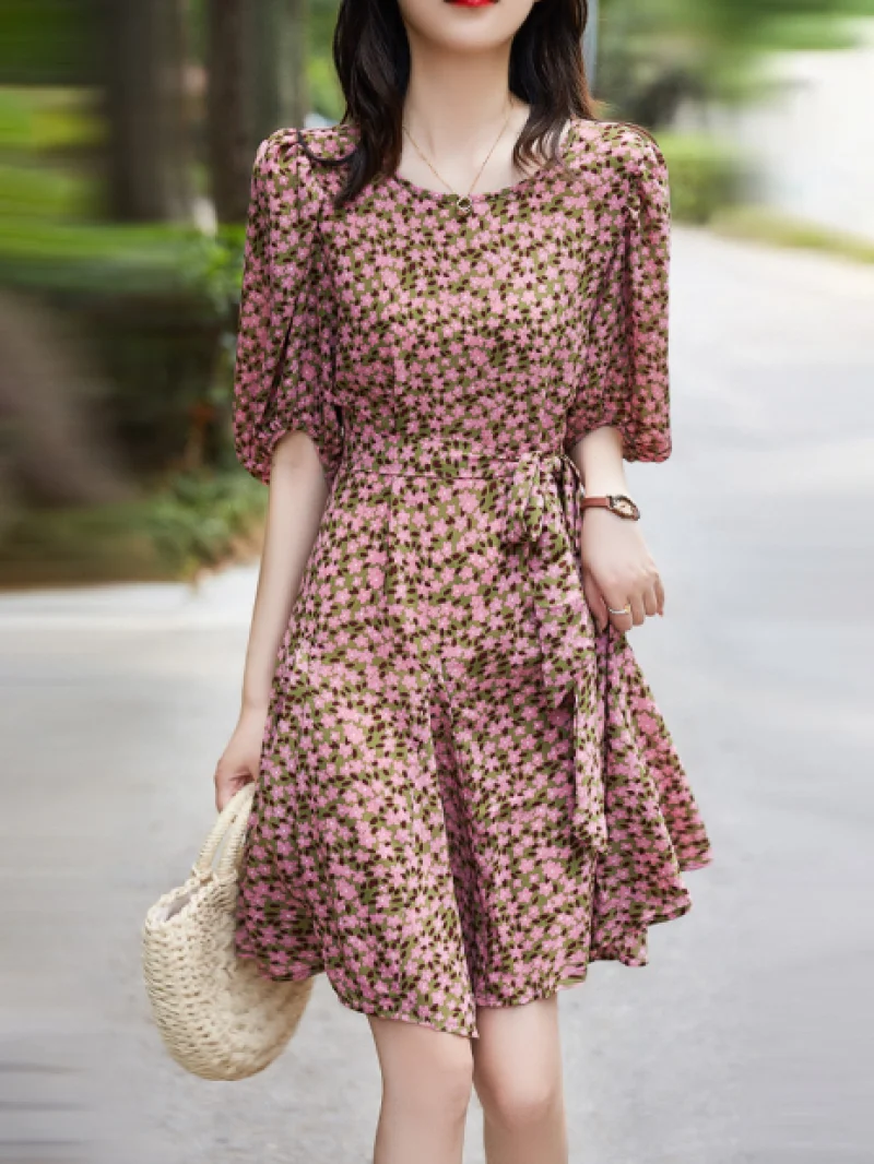 Vintage Elegant Floral Skirt 2023 Summer Romantic Atmosphere Round Neck Lantern Sleeve Belt Slimming Womens Dresses
Vintage Elegant Floral Skirt 2023 Summer Romantic Atmosphere Round Neck Lantern Sleeve Belt Slimming Womens Dresses