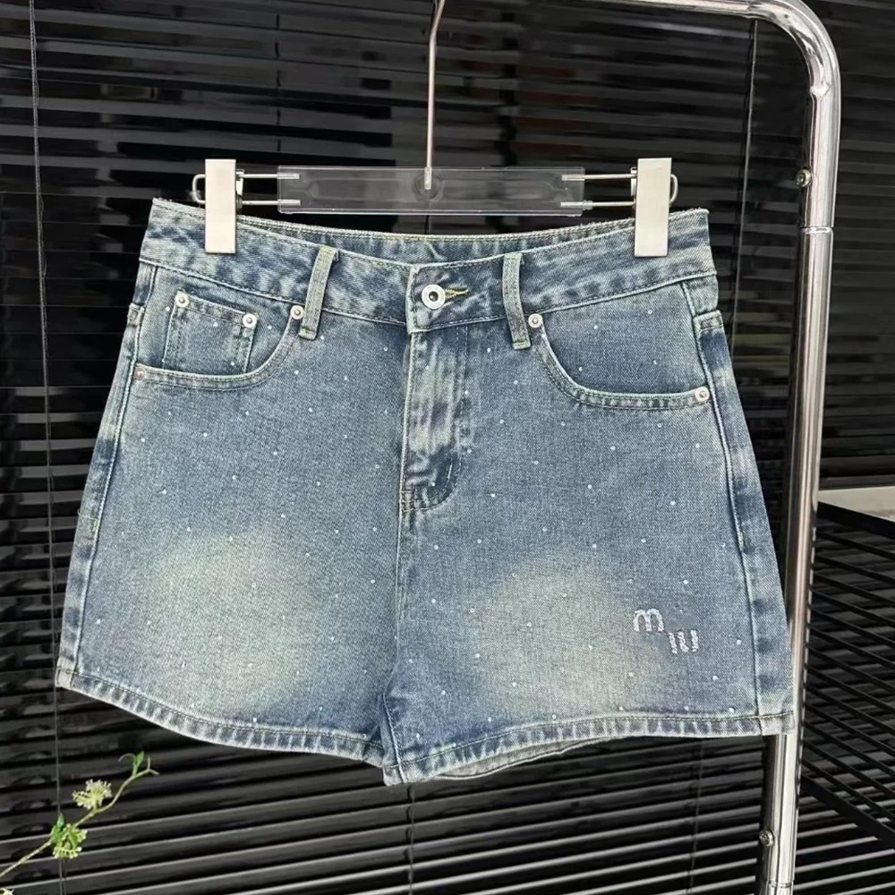 Женская одежда MM Home 24ss новинка джинсовые короткие модные Универсальные облегающие джинсы с вышивкой Dingdiamond
Женская одежда MM Home 24ss новинка джинсовые короткие модные Универсальные облегающие джинсы с вышивкой Dingdiamond