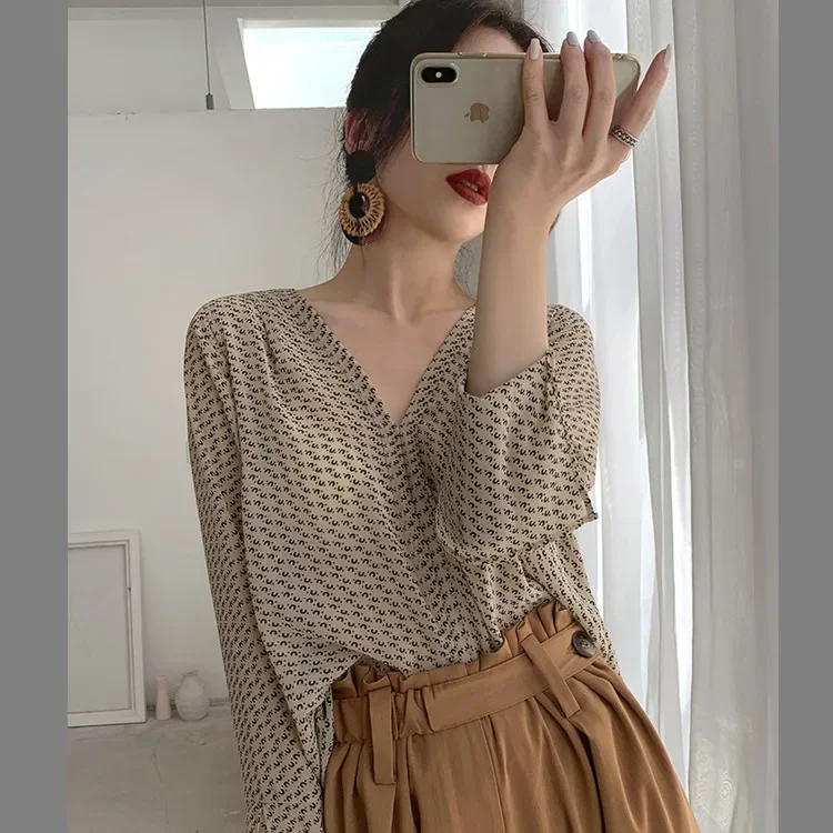 Vintage Women Shirts V-neck Long Sleeve Print Blouses 2023 Blusas Mujer De Moda New Temperament Korean Split Tops Female
Vintage Women Shirts V-neck Long Sleeve Print Blouses 2023 Blusas Mujer De Moda New Temperament Korean Split Tops Female