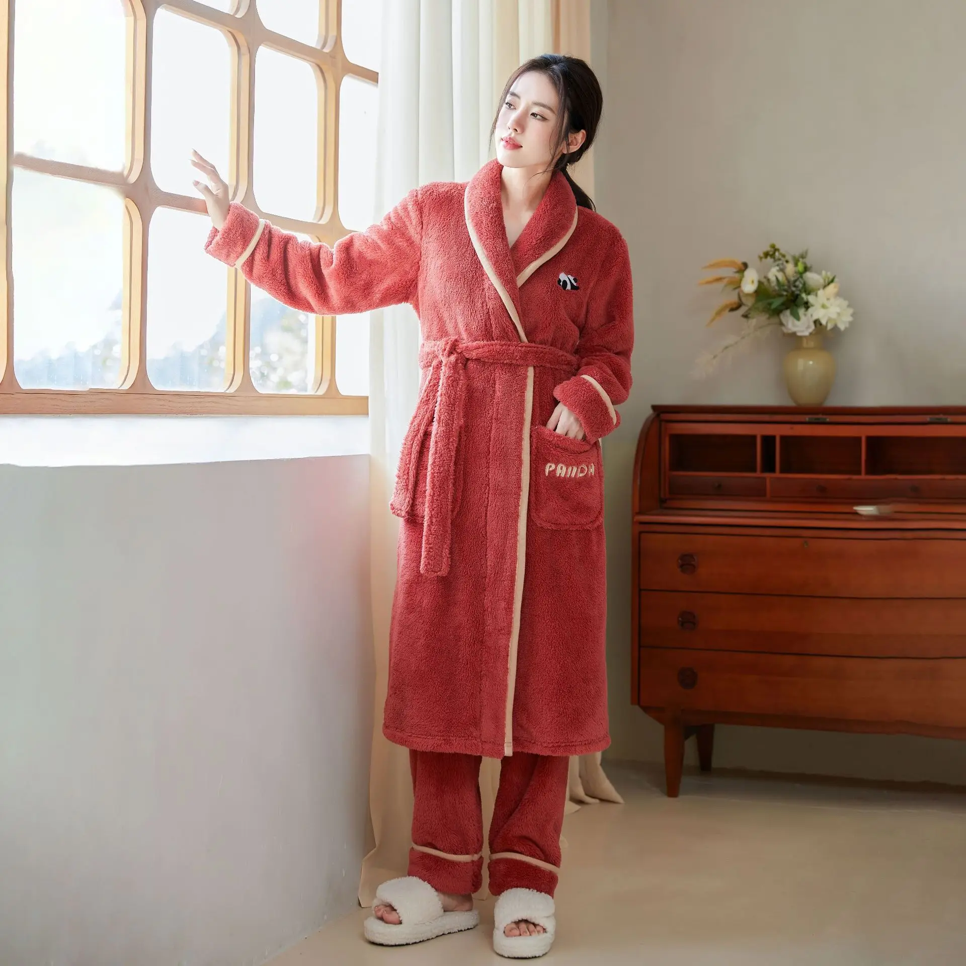 Осень-зима 2023, Женский флисовый халат и брюки, мягкая удобная одежда для отдыха, теплая Толстая юбка с вышивкой панды
Осень-зима 2023, Женский флисовый халат и брюки, мягкая удобная одежда для отдыха, теплая Толстая юбка с вышивкой панды