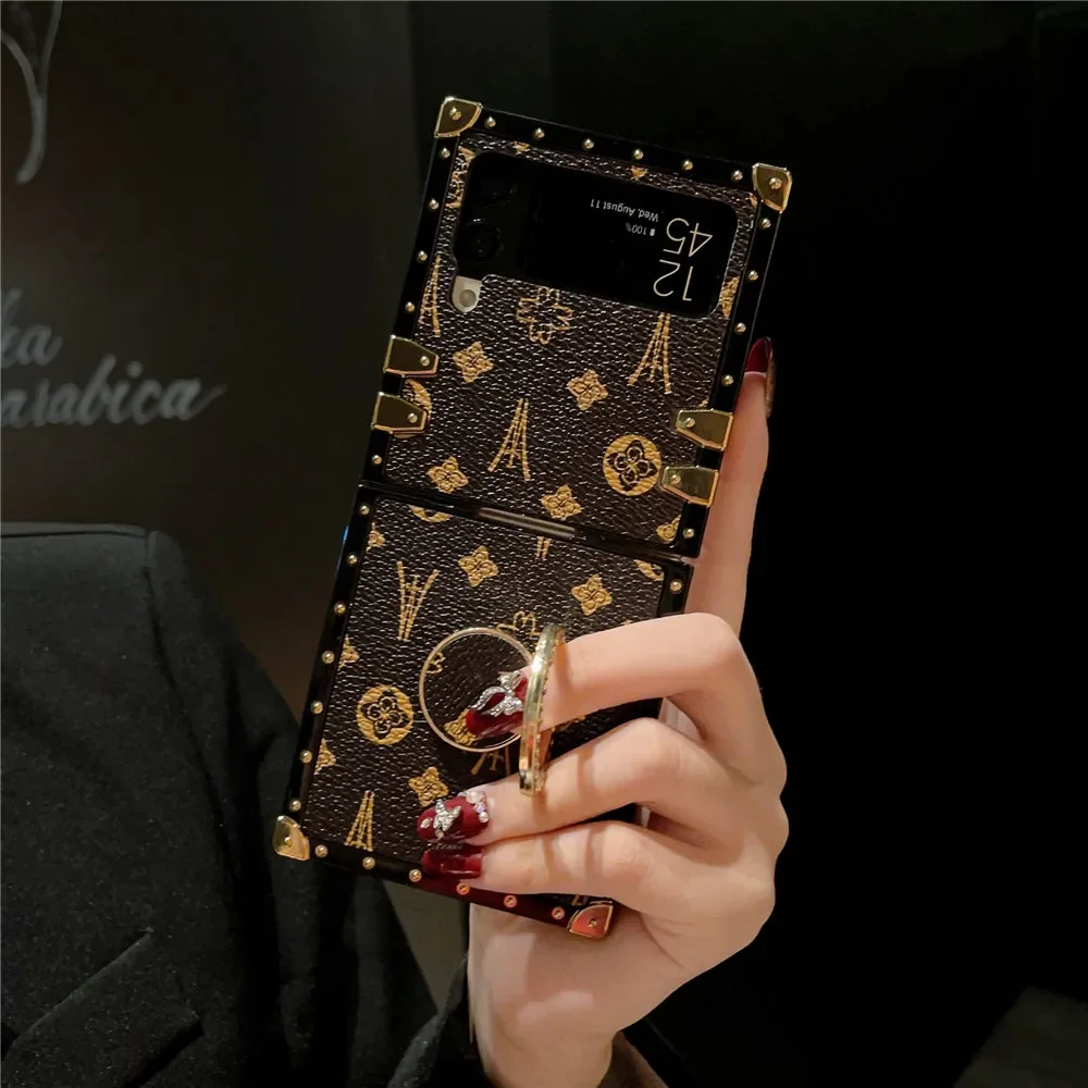 S23 роскошный модный квадратный чехол в стиле ретро с цветами для Samsung Galaxy Z Flip 5 4 ZFlip 3 5G держатель с бриллиантовым кольцом противоударный чехол Fundas
S23 роскошный модный квадратный чехол в стиле ретро с цветами для Samsung Galaxy Z Flip 5 4 ZFlip 3 5G держатель с бриллиантовым кольцом противоударный чехол Fundas