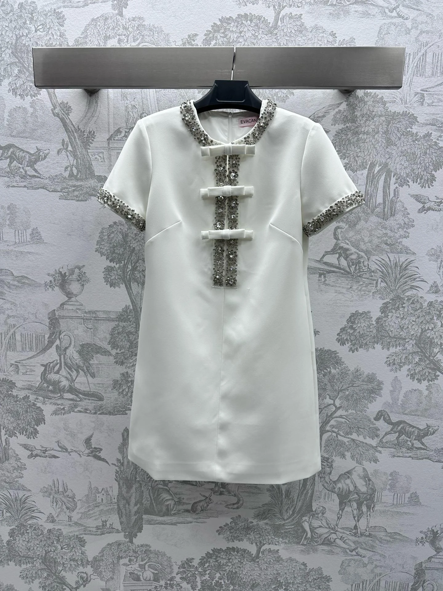 EVACANDIS High Quality Bows Short Sleeve O-Neck Solid Mini Dress Women New Silk Wool Elegant White Diamond Sweet Chic Luxury
EVACANDIS High Quality Bows Short Sleeve O-Neck Solid Mini Dress Women New Silk Wool Elegant White Diamond Sweet Chic Luxury