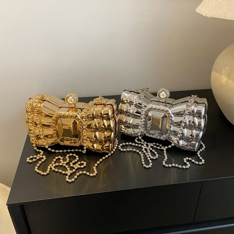 2023 Creative Women's Handbag High Quality Fashion Bright Face Ladies Unique Chain Box Design Dinner Party Fashion Shoulder Bag
2023 Creative Women's Handbag High Quality Fashion Bright Face Ladies Unique Chain Box Design Dinner Party Fashion Shoulder Bag