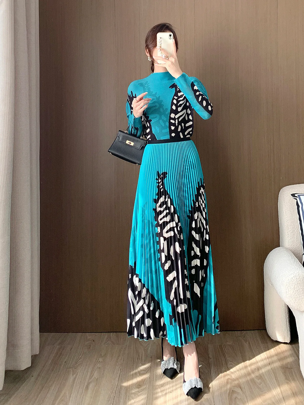 High quality Japanese niche designer luxury lady fashion three house high quality pleated T-shirt + skirt two-piece set
High quality Japanese niche designer luxury lady fashion three house high quality pleated T-shirt + skirt two-piece set