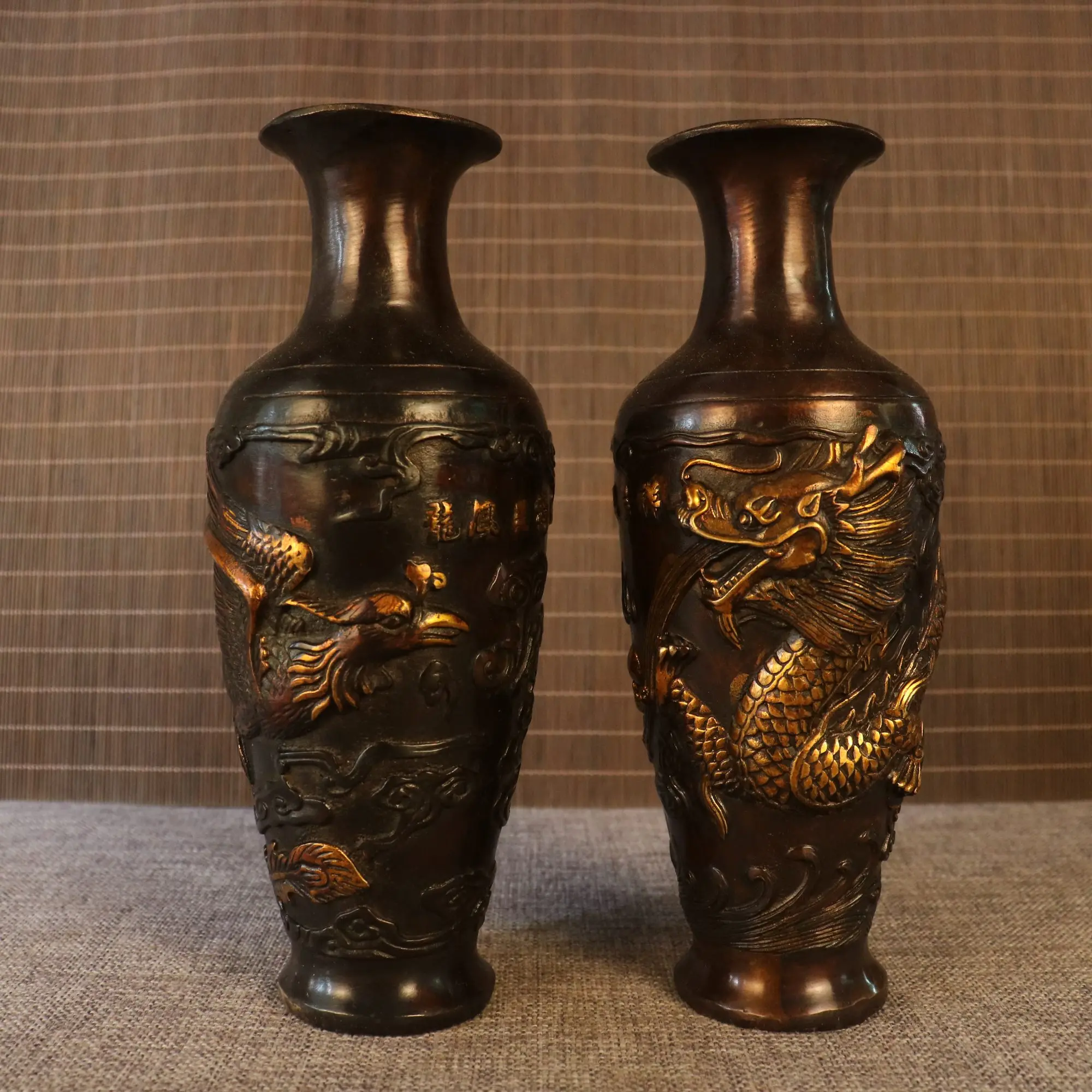 8"Tibetan Temple Collection Old Brass Gilded Dragon Phoenix Pattern Vase A pair Amass wealth Ornaments Town house Exorcism
8"Tibetan Temple Collection Old Brass Gilded Dragon Phoenix Pattern Vase A pair Amass wealth Ornaments Town house Exorcism
